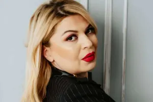 Əli çəkilişdə sınıbmış