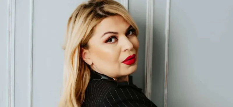 Əli çəkilişdə sınıbmış