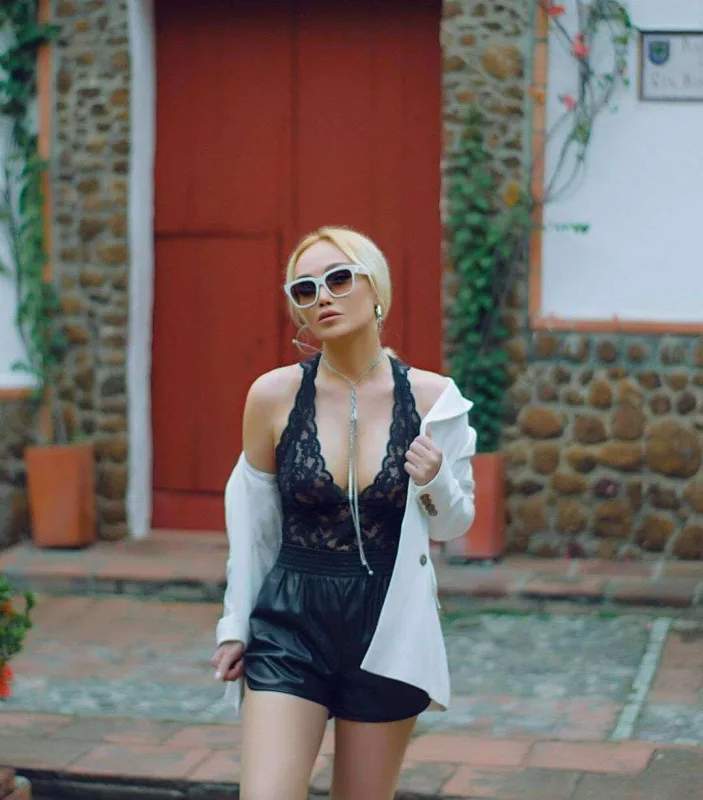 “Geyimlərimi uşaq mağazalarından alıram”