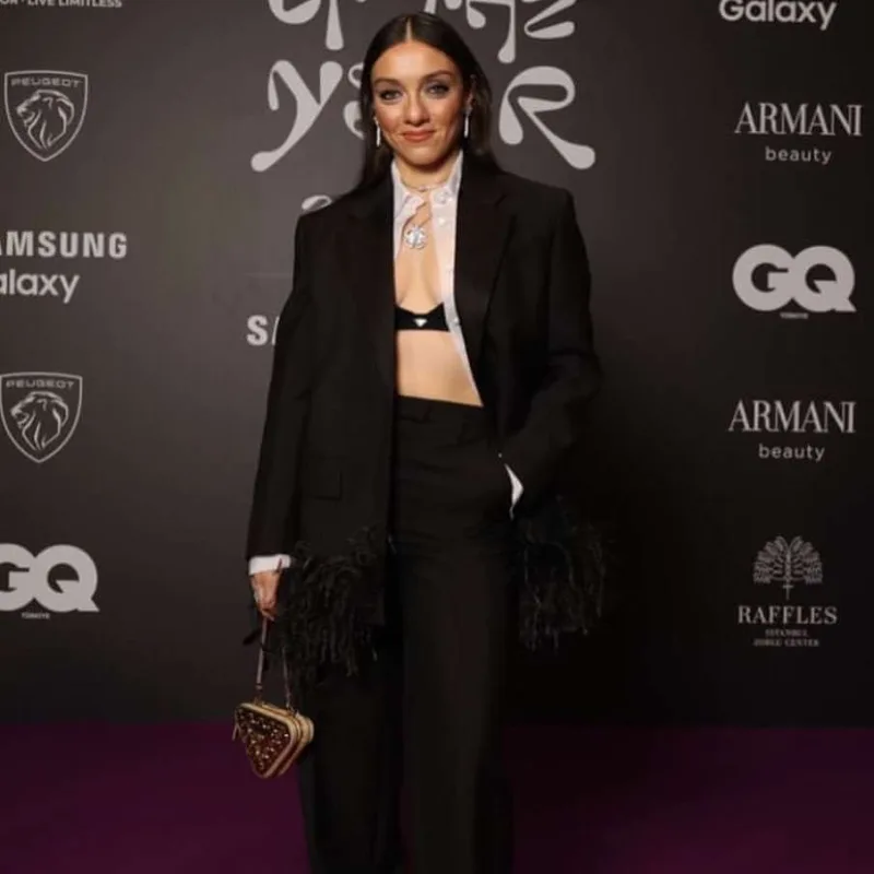 Məşhurlar mərasimdə dəb yarışına girdi