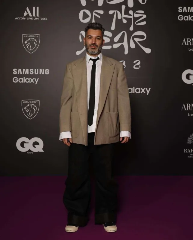 Məşhurlar mərasimdə dəb yarışına girdi