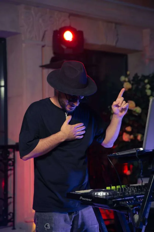 “Bəziləri DJ-likdən başqa hər şeylə məşğul olurlar”