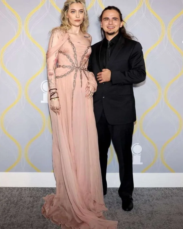 Ulduzlar “Tony Awards” qırmızı xalısında