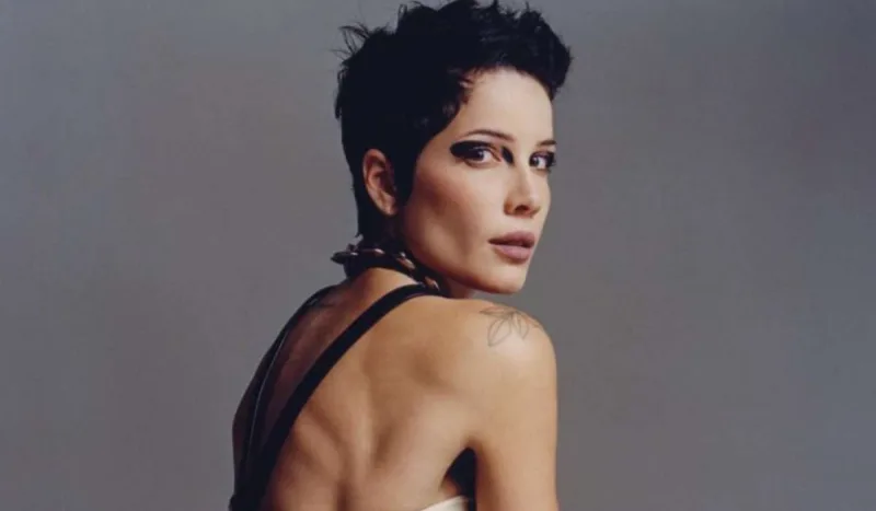 Amerikan müğənni Türkiyədə dərgi siması oldu