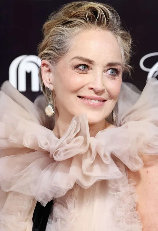 Səudiyyədəki qalaya bu geyimdə getdi