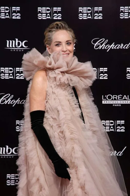 Səudiyyədəki qalaya bu geyimdə getdi