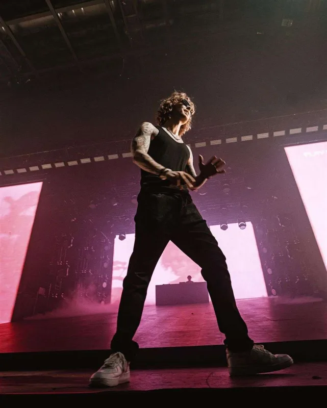 Uzun saçlarını tənqid edənlərə etirazını belə bildirdi