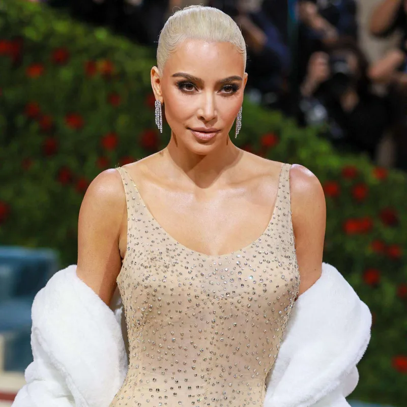 Kardaşyan Merilinin paltarını zədələyib