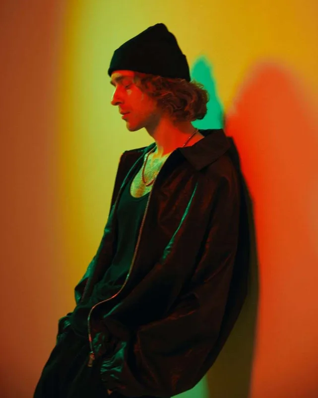 Uzun saçlarını tənqid edənlərə etirazını belə bildirdi