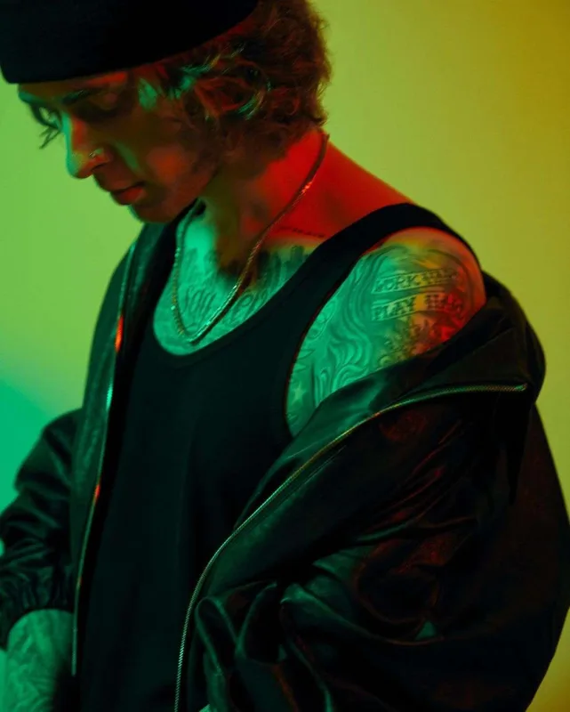 Uzun saçlarını tənqid edənlərə etirazını belə bildirdi