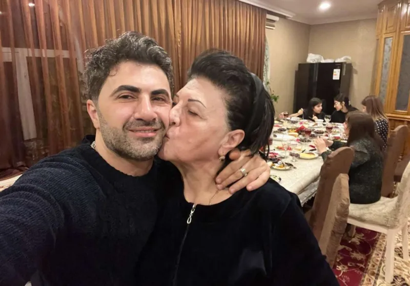 10 illiklərini anası ilə qeyd etdilər