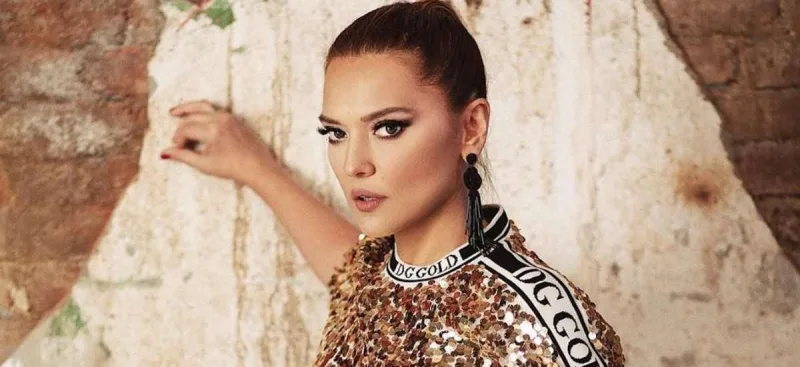 Səhnəyə çıxıb konsertini ləğv etdiyini söylədi