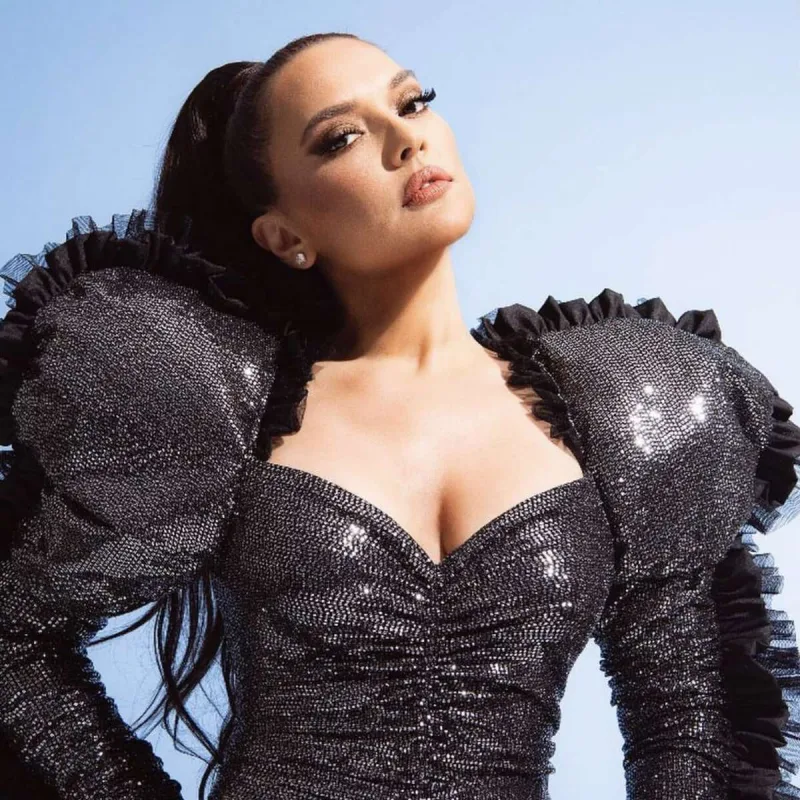 Səhnəyə çıxıb konsertini ləğv etdiyini söylədi