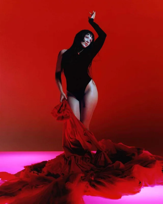 Rosalia bu jurnal üçün pozalar verdi