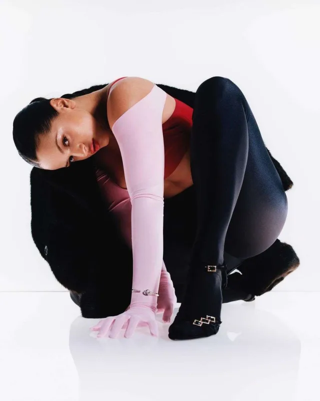 Rosalia bu jurnal üçün pozalar verdi