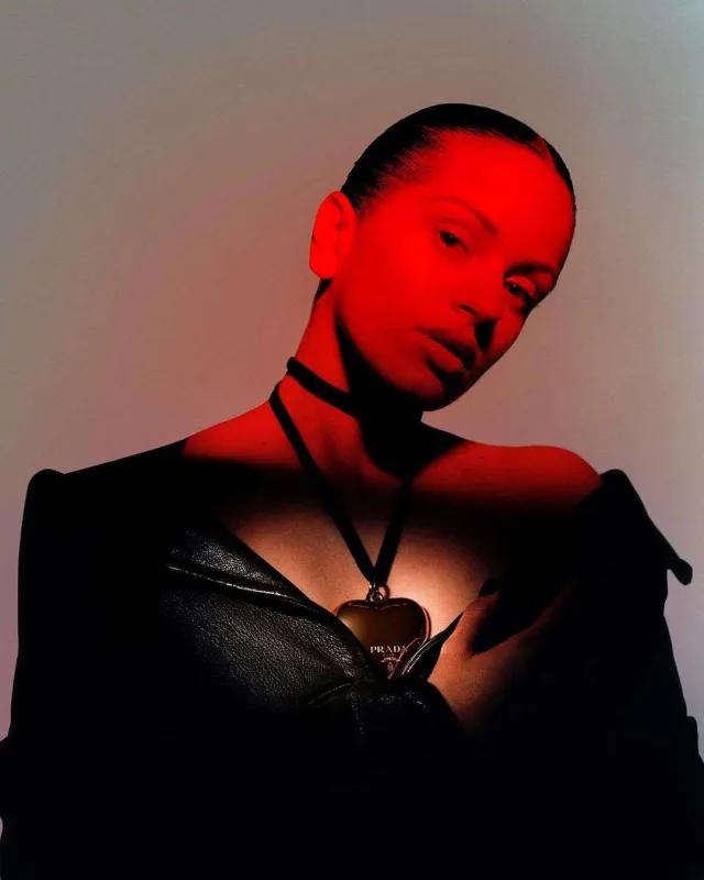 Rosalia bu jurnal üçün pozalar verdi