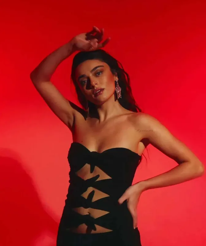 Məşhur dərginin yeni siması Ayça oldu