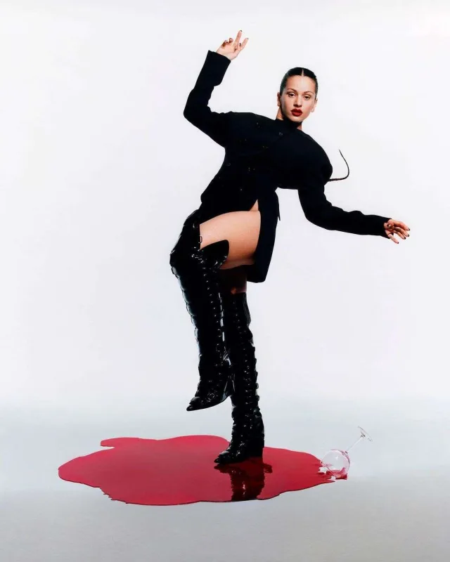 Rosalia bu jurnal üçün pozalar verdi