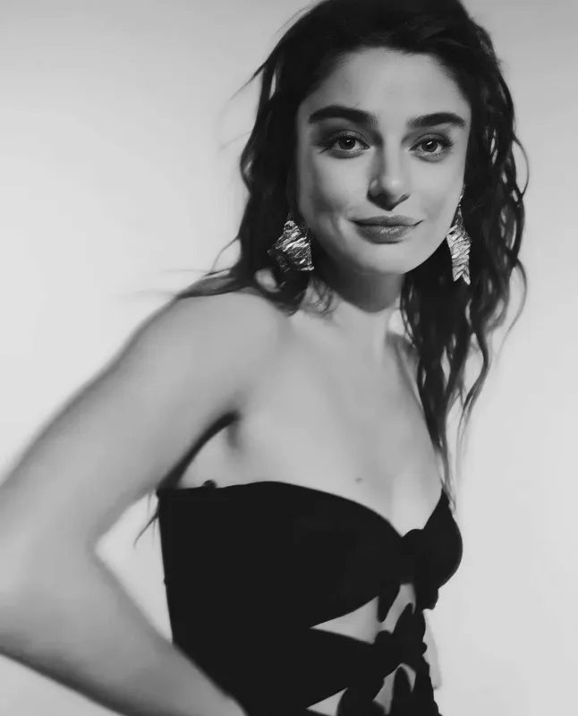 Məşhur dərginin yeni siması Ayça oldu