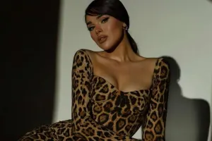 İnfluenser geyim mağazasını satır