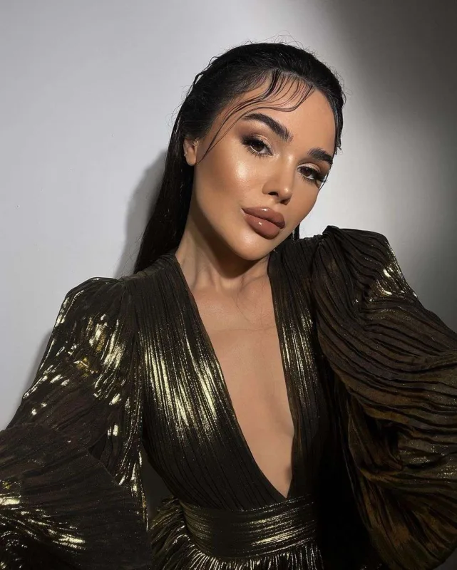 İnfluenser geyim mağazasını satır