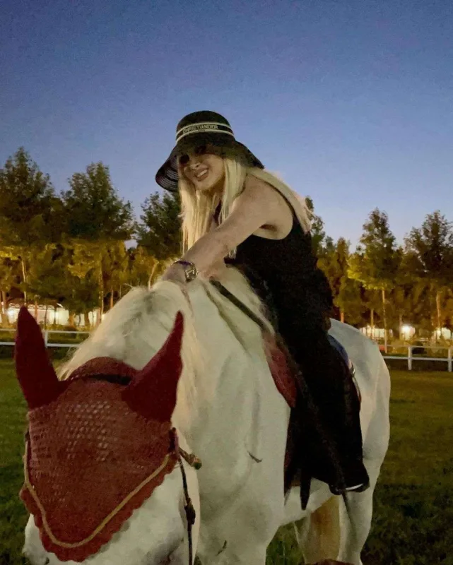 Ağ atlı Məleykə...