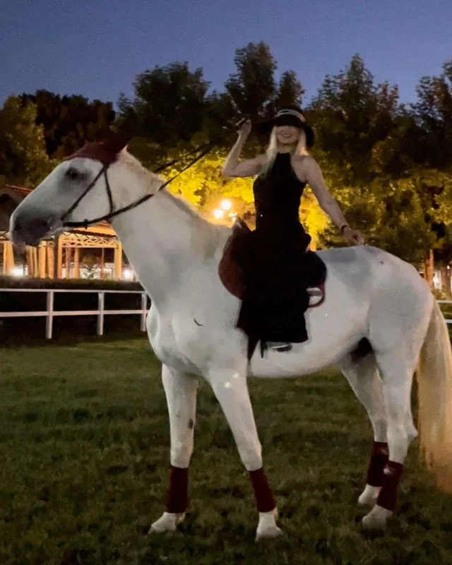 Ağ atlı Məleykə...