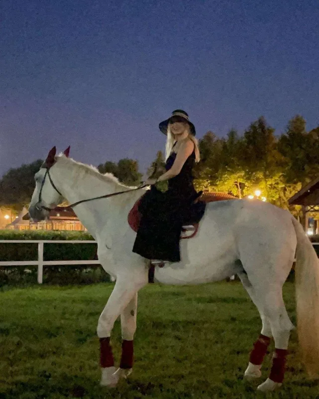 Ağ atlı Məleykə...