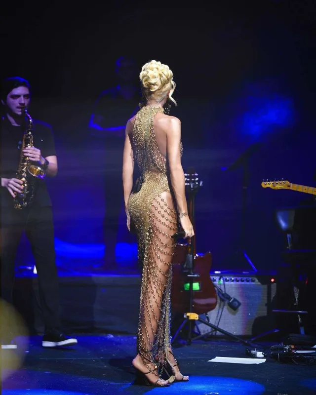 Gülşenin bu geyimi də gündəm oldu