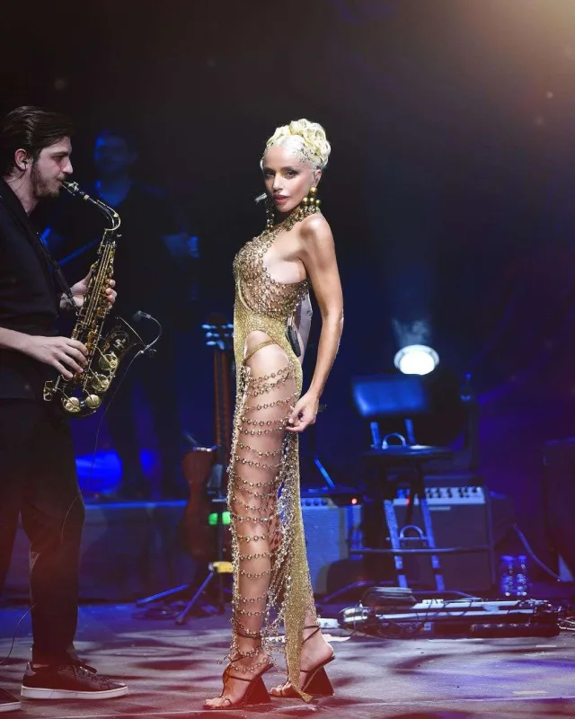 Gülşenin bu geyimi də gündəm oldu