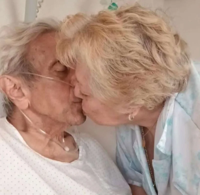 Valideynlərinin öpüşən şəklini paylaşdı