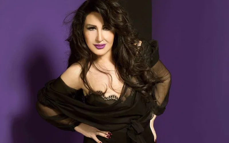 Lasin geyinən qadınları tənqid etdi