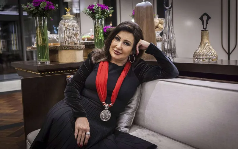 Lasin geyinən qadınları tənqid etdi