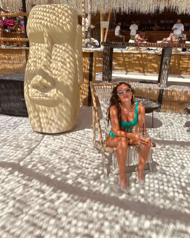 Dilarədən cəsarətli pozalar