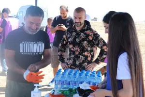 Əməkdar artistlər dəniz kənarını təmizlədi