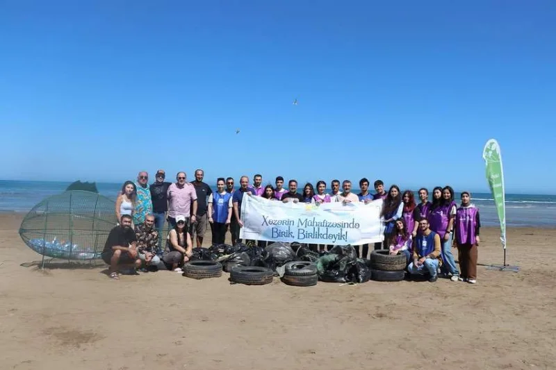 Əməkdar artistlər dəniz kənarını təmizlədi