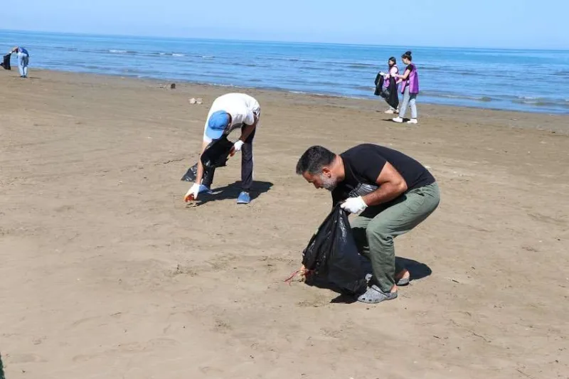 Əməkdar artistlər dəniz kənarını təmizlədi