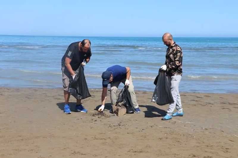 Əməkdar artistlər dəniz kənarını təmizlədi