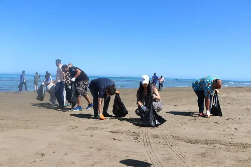 Əməkdar artistlər dəniz kənarını təmizlədi