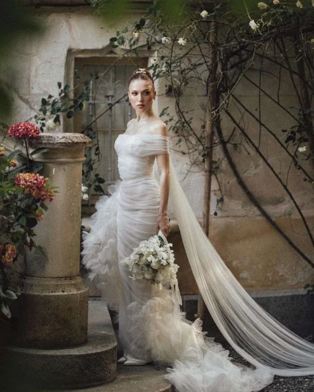 İki gəlinlik, mərhum atası üçün yer, Fransada toy...