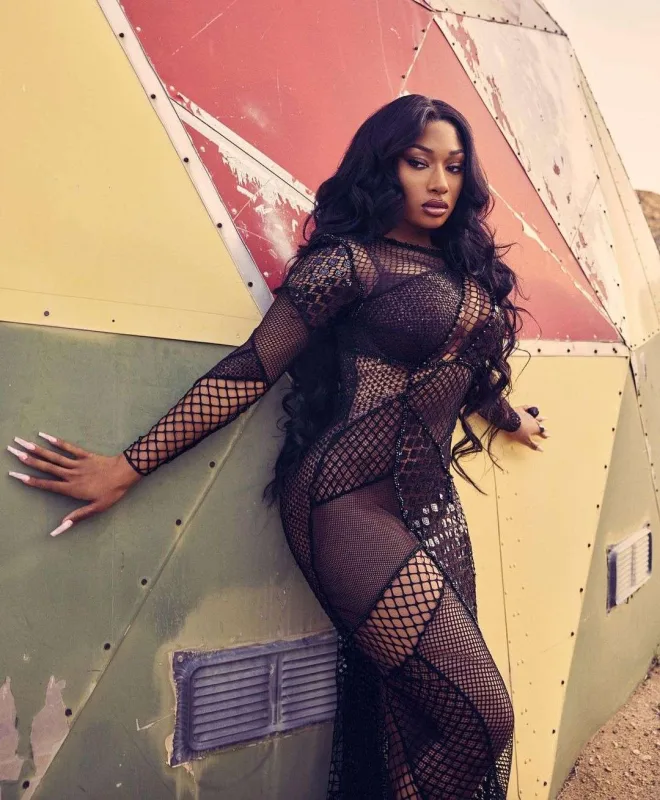 Azərbaycanlı dizaynerin geyimində pozalar verdi