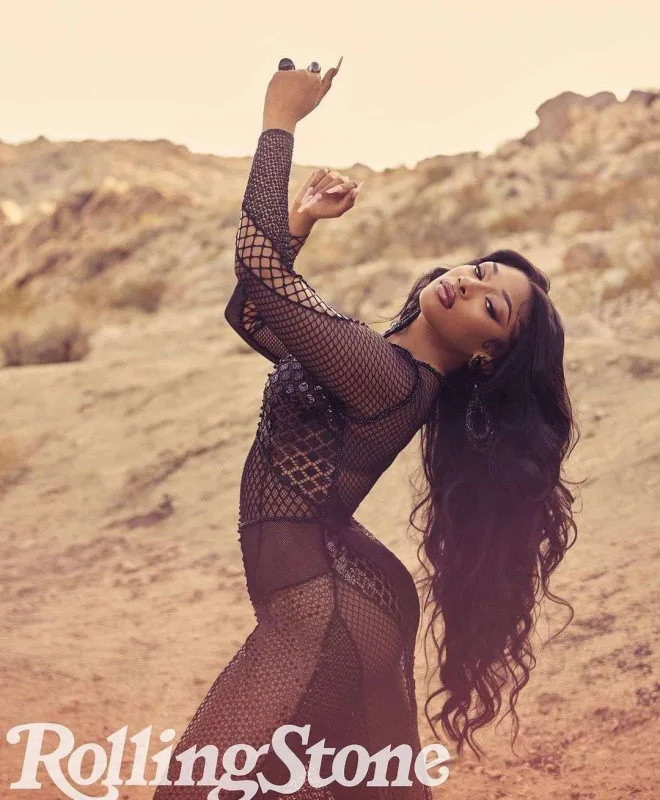 Azərbaycanlı dizaynerin geyimində pozalar verdi