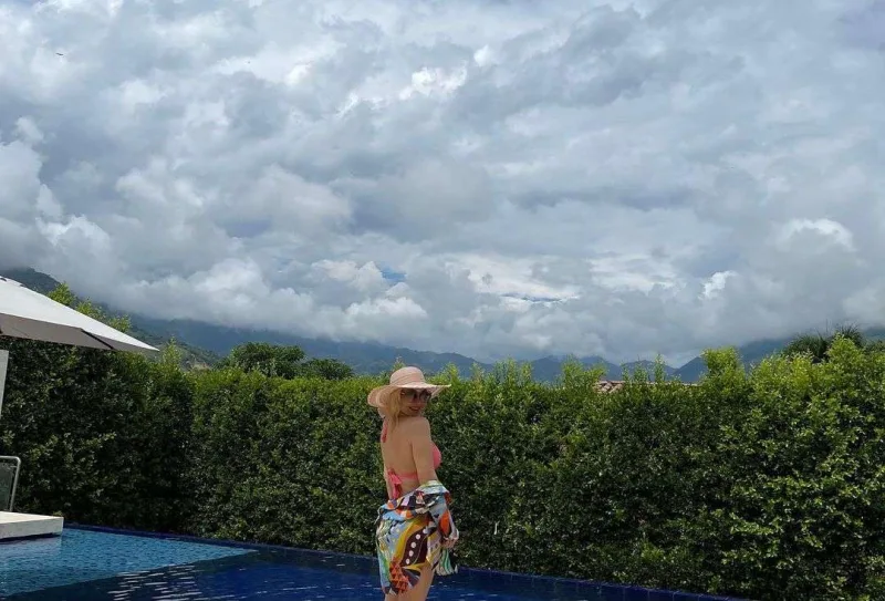 Nura Kolumbiyadan iki kliplə dönüb