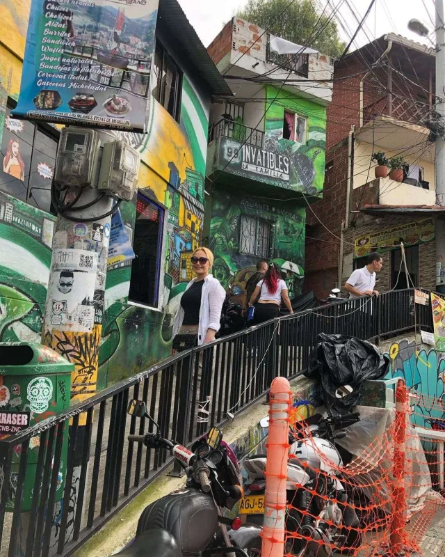 Nura Kolumbiyadan iki kliplə dönüb