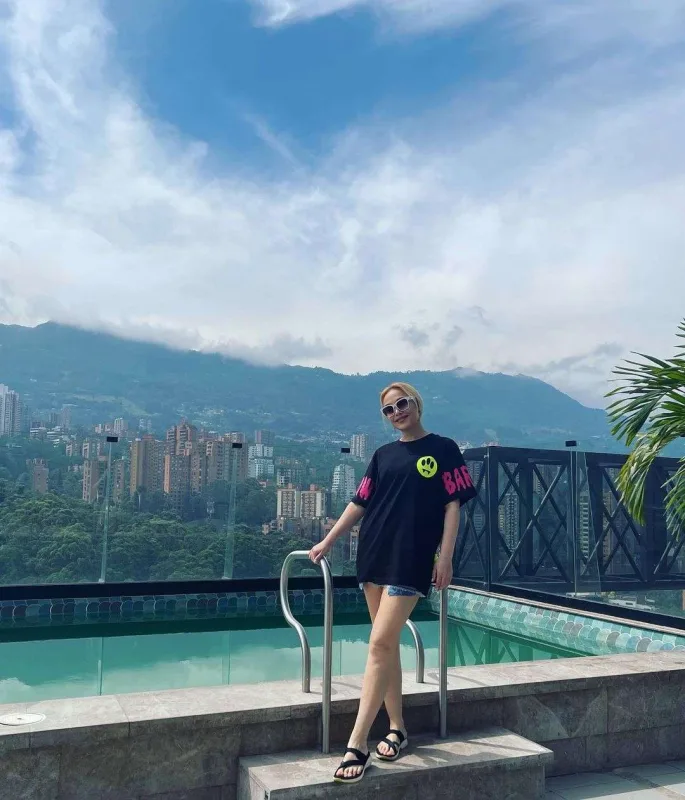 Nura Kolumbiyadan iki kliplə dönüb