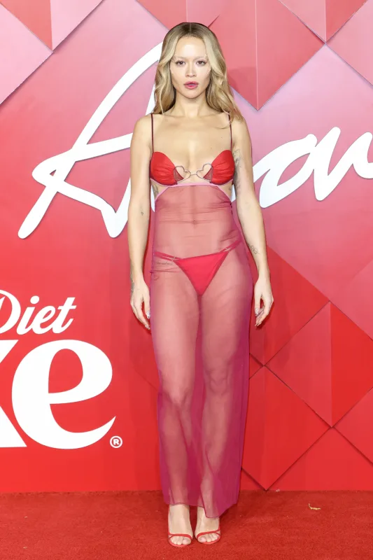 “Fashion Awards”da rəngarəng qırmızı xalı