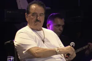 Qəzadan 12 saat sonra səhnəyə çıxdı