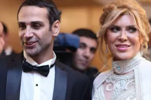 Xoşqədəm 11 min dollarlıq gəlinliyini satır