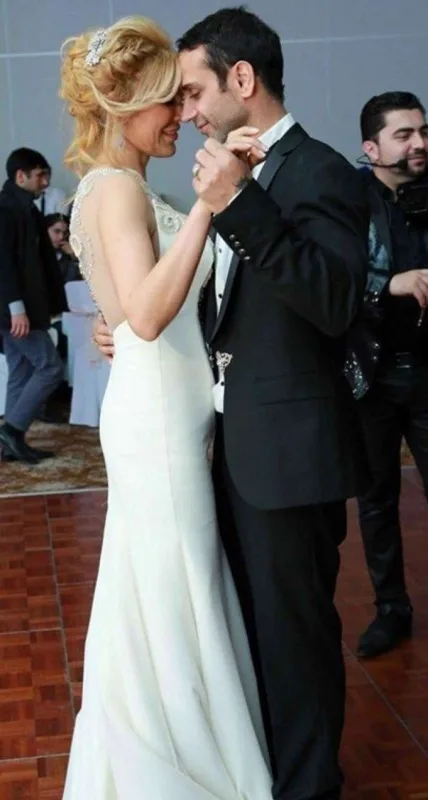 Xoşqədəm 11 min dollarlıq gəlinliyini satır