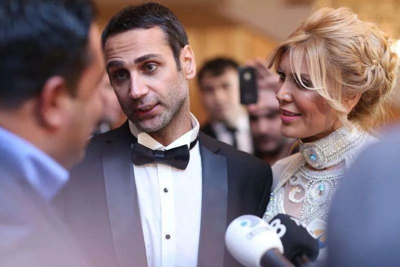 Xoşqədəm 11 min dollarlıq gəlinliyini satır